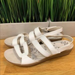Sz 8.5 Baretraps White Strap Sandals